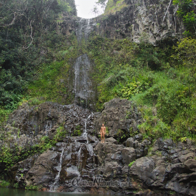 naturist-jump-0000-Na'ili'ili-haele,-Maui,-Hawaii,-USA