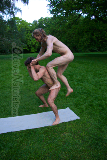 acro-yoga-0017-Tiergarten,-Berlin,-Germany
